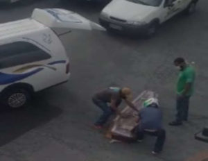 Caixão com corpo cai de carro funerário em rua de São Paulo