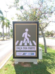 Placas reforçam a importância da faixa de pedestres