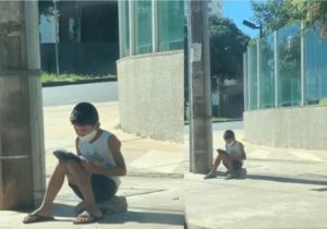 Reviravolta na vida do menino que vendia jujuba e lia Bíblia no chão [vídeo]