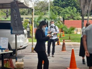 Mayara impulsiona companha “Solidariedade Salva” em drive-thru de vacinação