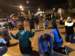 Fiéis oram por pacientes com coronavírus na UPA de Samambaia