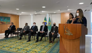 Bolsonaro empossa seis ministros em cerimônia no Planalto