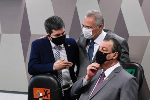 CPI aprova convocação de ex-ministros da Saúde
