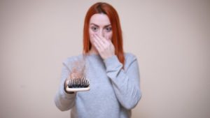 Veja como o estresse leva à queda de cabelo