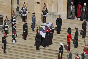 Philip é enterrado com honras militares e cerimônia anglicana na capela de Windsor