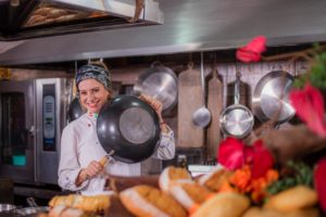 Chef brasiliense Leninha Camargo é a nova participante do programa Mestre do Sabor na Rede Globo