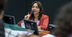 “Ele anda sem máscara em shopping e não pode ir para a CPI?”, questionou Eliziane
