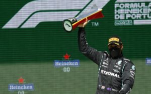 GP de Portugal: Hamilton supera rivais e volta a vencer em Portimão