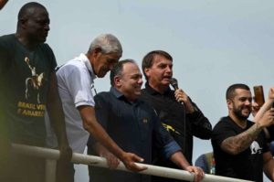 Bolsonaro pede para Exército livrar Pazuello de punição
