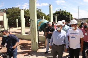 Ibaneis visita obras da Escola Classe 59 e Centro de Ensino Médio 10