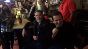 Vídeo: Paes é flagrado sem máscara cantando em bar no Rio de Janeiro