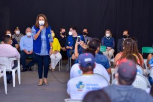 Gracinha Caiado participa da aula inaugural de projeto voltado para alfabetização e entrega cartões de auxílio alimentação