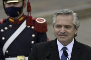 Fernández diz que brasileiros vieram da selva e argentinos chegaram de barco da Europa