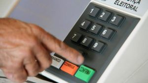 Presidentes de 11 partidos fecham acordo contra o voto impresso