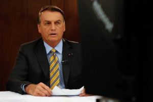 Bolsonaro destaca números da vacinação e critica isolamento