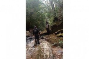 Vídeo mostra troca de tiros e resgate de família feita refém por Lázaro