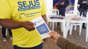 Blitz educativa alerta sobre riscos de álcool, cigarro e outras drogas