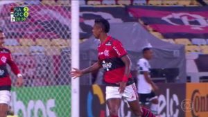 Flamengo domina Coritiba e garante vitória por 2 a 0