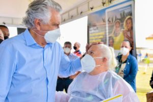 Caiado entrega cartões alimentação a estudantes e autoriza reforma do Colégio Estadual do Jardim do Cerrado VII