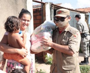 Governo de Goiás e OVG distribuem mais de 14 mil cestas básicas em 40 bairros de Goiânia