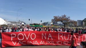 Manifestação contra Bolsonaro fecha Eixo Monumental, em Brasília