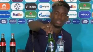 VÍDEO: Pogba coloca de lado garrafa de cerveja em coletiva