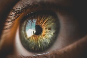 Junho Violeta: esfregar ou coçar os olhos em excesso prejudica a visão