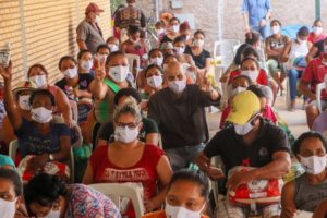 Moradores de Ceilândia recebem cestas básicas e kits de insumos