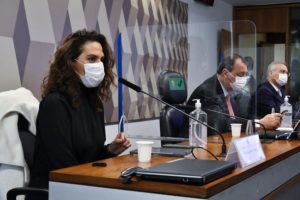 “Tratamento precoce é discussão delirante”, diz Luana Araújo à CPI da Covid