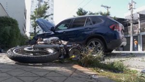 Motorista de carro de luxo é presa depois de matar motoboy em atropelamento