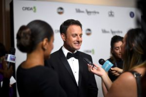 Apresentador Chris Harrison deixa franquia “Bachelor” após comentários racistas