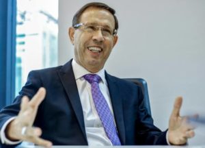 Randolfe invade transmissão de Wizard e lembra convocação na CPI