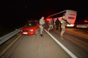 Lázaro Barbosa rouba novo carro, encontra polícia e foge pela mata