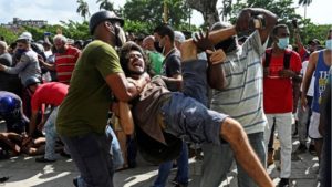 Cuba faz protestos por fim da ditadura e mais liberdade