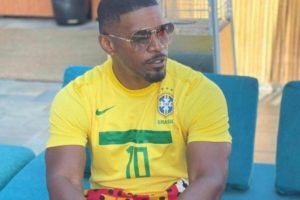 Jamie Foxx surpreende fãs ao posar usando camisa da seleção brasileira