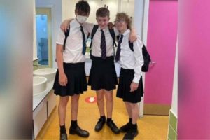 Alunos proibidos de usarem shorts no calor vestem saias para protestar
