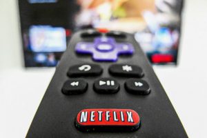 ‘Adeus, Netflix’: assinantes da plataforma de streaming reagem aos reajustes de preços