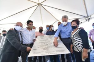 Caiado vistoria obras e autoriza benefícios