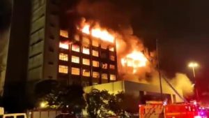 Edifício que pegou fogo será demolido no RS