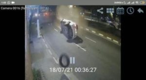 VÍDEO: Policial é arremessado de viatura durante capotamento em São Paulo