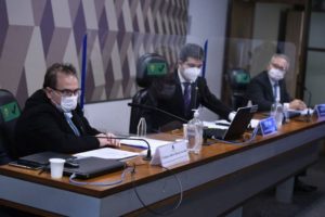 CPI da Covid reinicia trabalhos com Eduardo Bolsonaro suplente