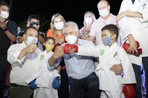Caiado entrega equipamentos esportivos e autoriza construção de quadra em escola de Valparaíso de Goiás