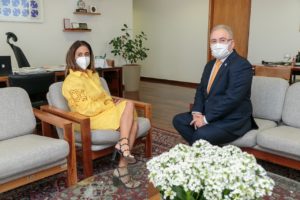 Flávia Arruda une esforços no governo federal por mais vacinas para o DF