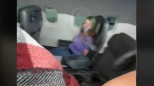 Mulher é amarrada a assento de avião após tentar abrir porta da aeronave