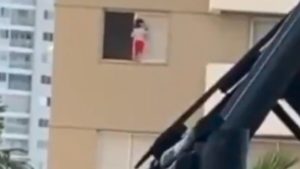 Vídeo: Criança é flagrada caminhando em janela de prédio