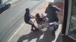 Vídeo: Cadeirante é atropelado na calçada por motociclista