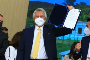 Durante apresentação de plano para volta às aulas, Caiado anuncia pagamento de progressão salarial para profissionais da educação no Estado