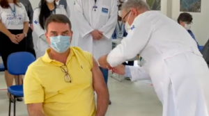 Flávio Bolsonaro é vacinado com AstraZeneca