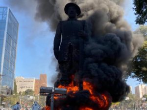 Manifestantes contra Bolsonaro ateiam fogo em estátua do Borba Gato