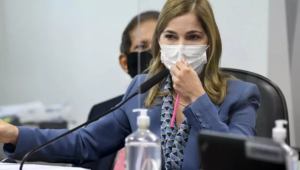 Mayra Pinheiro pede R$ 100 mil de indenização a Aziz